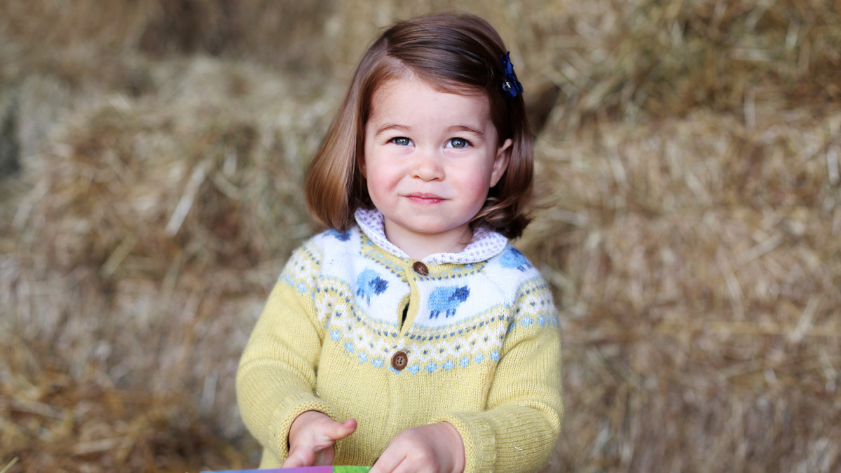 Z okazji drugich urodzin Charlotte, córki księcia Williama i księżny Kate, pałac Kensington opublikował zdjęcie małej księżniczki. Dziewczynka sfotografowana została w kwietniu w domu rodzinnym Anmer Hall w Norfolk, a zdjęcie zrobiła matka Charlotte, Kate - czytamy na stronach BBC.