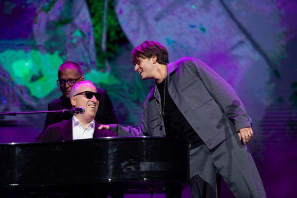 SPEKTAKL U SAVA CENTRU Saša Matić iznenadio publiku na koncertu Jakova Jozinovića, pa mu pred svima poručio: "Ti si mi domaćin u Beogradu"