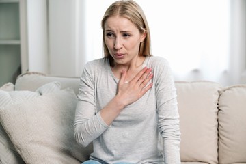 tüdőgyulladás tünetei láz köhögés légszomj nátha influenza