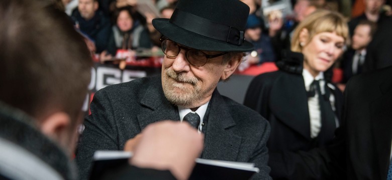 Spielberg w kapeluszu, a Tom Hanks w blondzie na premierze "Mostu szpiegów" [ZDJĘCIA]