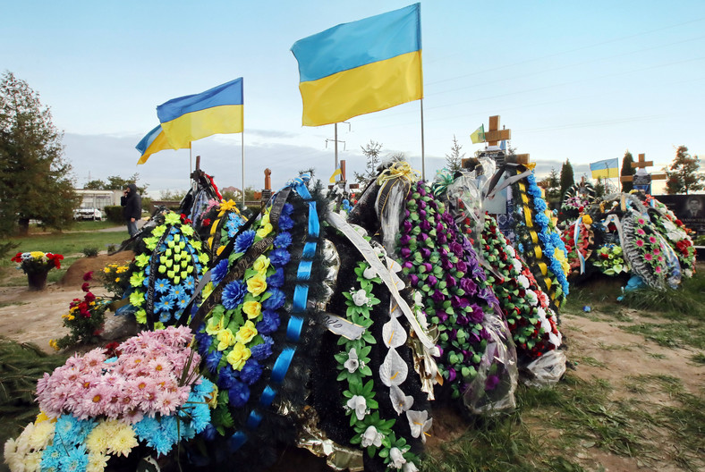 Groby żołnierzy, którzy zginęli, broniąc Ukrainy przed rosyjskimi najeźdźcami. Buczy, obwód kijowski.