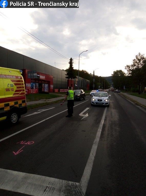 Vodička nedala v Prievidzi prednosť motorkárovi, utrpel ťažké zranenia.