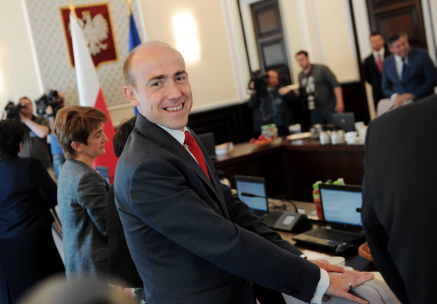 Nowy minister Swój niespodziewany awans zawdzięcza przede wszystkim zaangażowaniu w reprezentowanie Sejmu przed Trybunałem Konstytucyjnym, gdzie miał okazję najpełniej pokazać spektrum swoich kompetencji i wiedzy prawniczej
