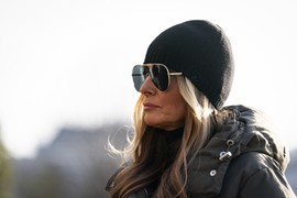 Melanija se juče uvukla u SKINI FARMERKE i opet PRŠTI OD LUKSUZA: U jeku priče da je ovaj model TAKO AUT ona ih uparila sa bajkerkama i avijatorkama i sad ih pola planete vadi iz ormana!