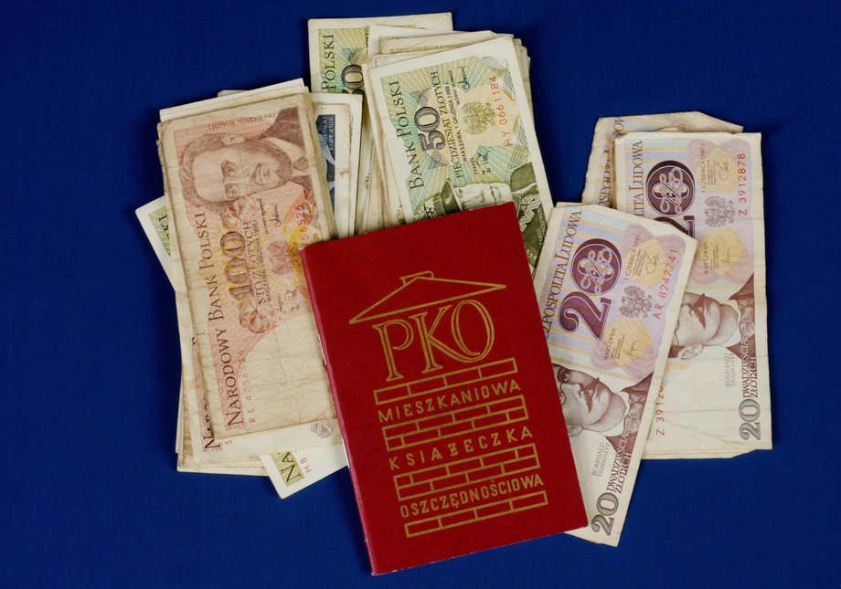 Stara mieszkaniowa książeczka oszczędnościowa i polskie banknoty.