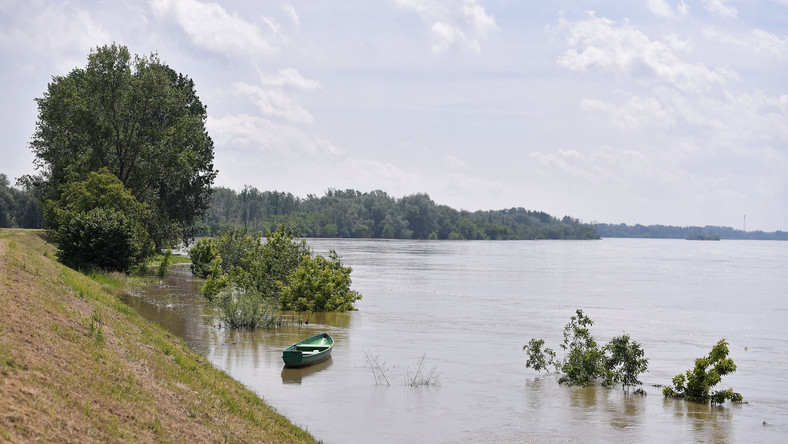 W Płocku ogłoszono alarm przeciwpowodziowy. Ma to związek z przyborem Wisły spowodowanym spływającą z jej górnego biegu falą wezbraniową. Rzeka przekroczyła na jednym wodowskazie stan alarmowy o 27 cm.