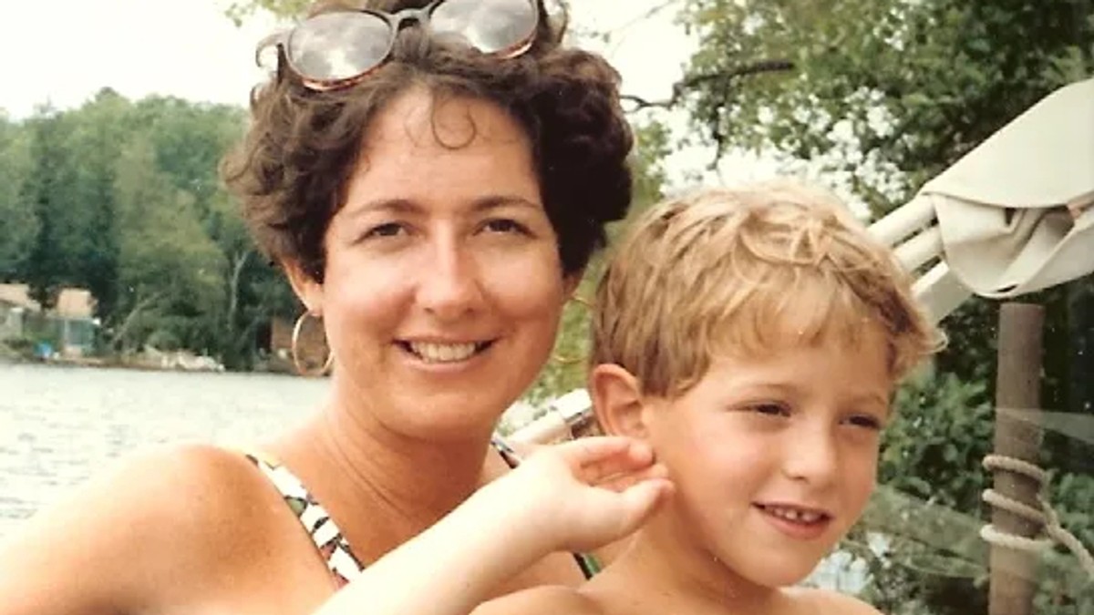 Stefan je imao 9 godina kada ga je majka ispisala iz škole, ofarbala i naterala da ponovo puzi