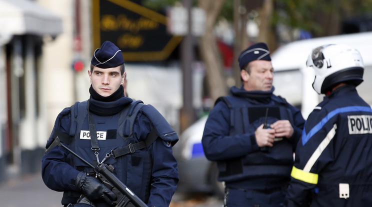Rendőrök járőröznek London utcáin/Fotó:AFP