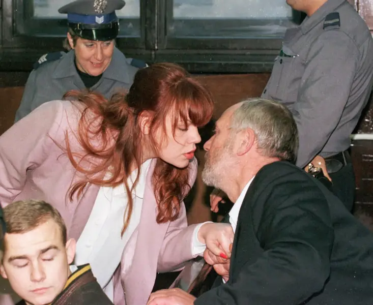 21.09.1998 Proces - zabójstwo dwóch dealerów Ery GSM. n/z główna oskarżona Małgorzata R. wita się z ojcem. fot. Jacek Dominski/Reporter