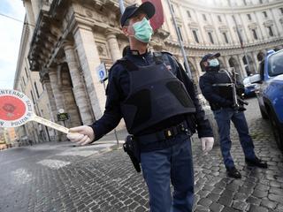  Jedna z kontroli policyjnych po wprowadzeniu we Włoszech restrykcji związanych z koronawirusem. Rzym, 12 marca 2020 r.