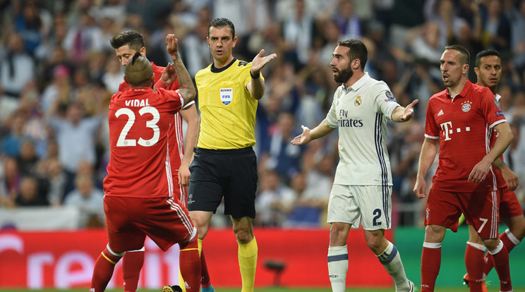 A Bayern München ásza, Arturo Vidal nem akarta elhinni, amikor Kassai
Viktor leküldte a pályáról a Real Madrid
elleni BL-találkozón / Fotó: AFP