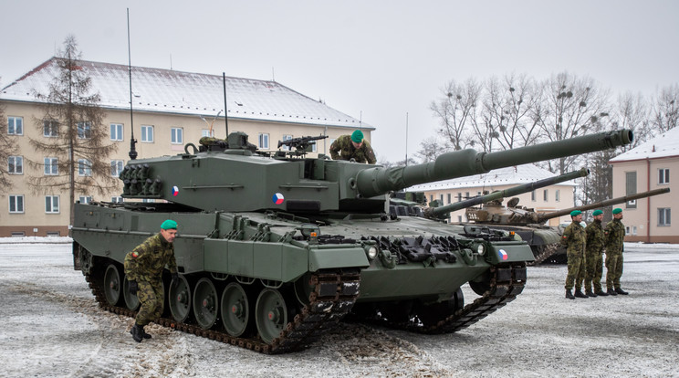 Egyelőre megosztja a nyugati országokat, hogy küldjenek-e tankokat Ukrajnának / Fotó: MTI/EPA/Vladimir Prycek