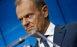 Tusk tłumaczy się Macronowi ze słów Morawieckiego. "Drogi Emmanuelu..."