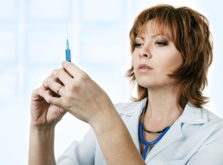 By zapobiec trzeciej fali trzeba szczepić 2 mln osób tygodniowo [Badanie]