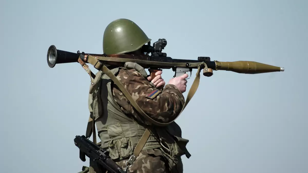 Żołnierz uzbrojony w wyrzutnię RPG-7