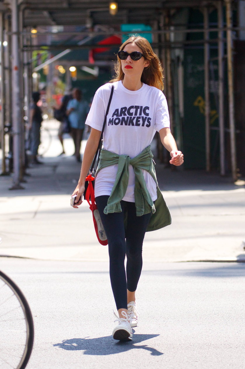 Alexa Chung w T-shircie Arctic Monkeys