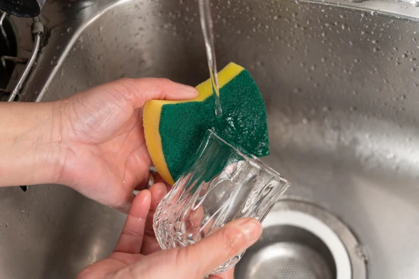 Sunđeri za sudove su STVAR PROŠLOSTI: Domaćice se u 2026. okreću PAMETNOJ ALTERNATIVI koja ne zadržava bakterije i nečistoće