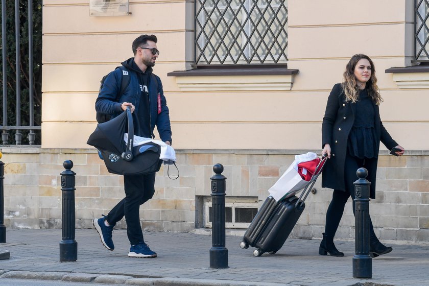 Rafał Maślak odebrał żonę i dziecko ze szpitala