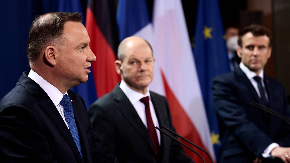 Prezydent Andrzej Duda, prezydent Niemiec Olaf Scholz oraz prezydent Francji Emmanuel Macron