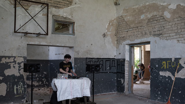 DJ-vel, zenére takarítják el a háborús romokat az ukrán technósok
