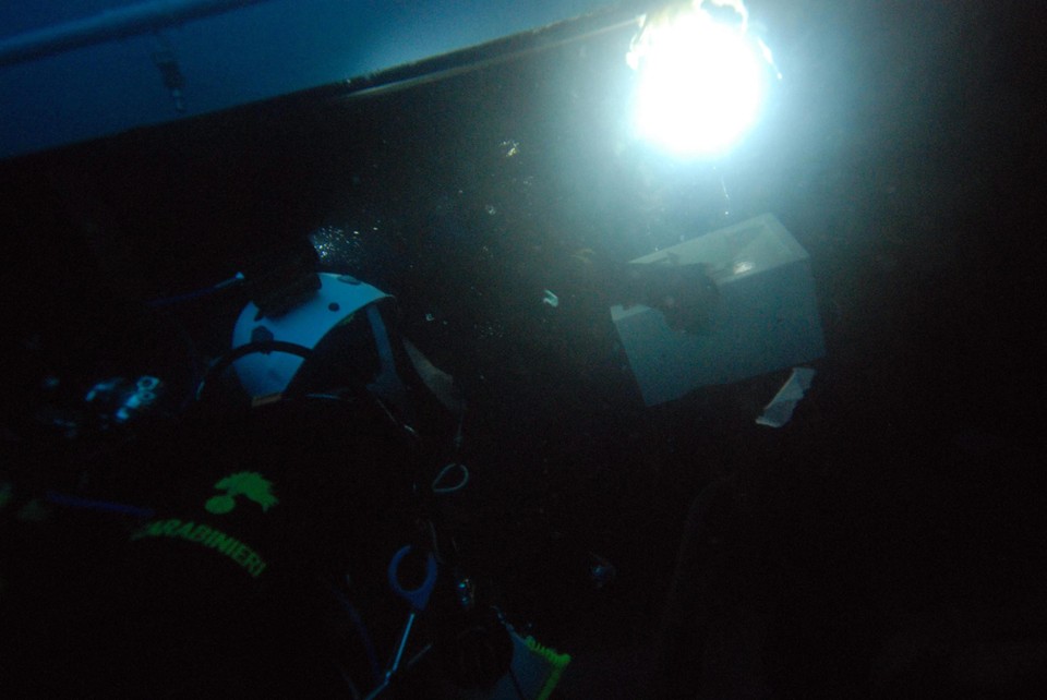 ITALY COSTA CONCORDIA (Carabinieri divers inspect the inside of Costa Concordia cruise ship)