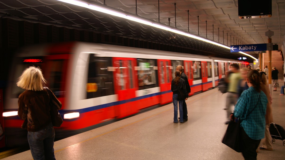 Do wielkiej awarii warszawskiego metra doszło na I linii jadącej w kierunku Kabat. Winna była awaria systemu sterowania ruchem pociągów.