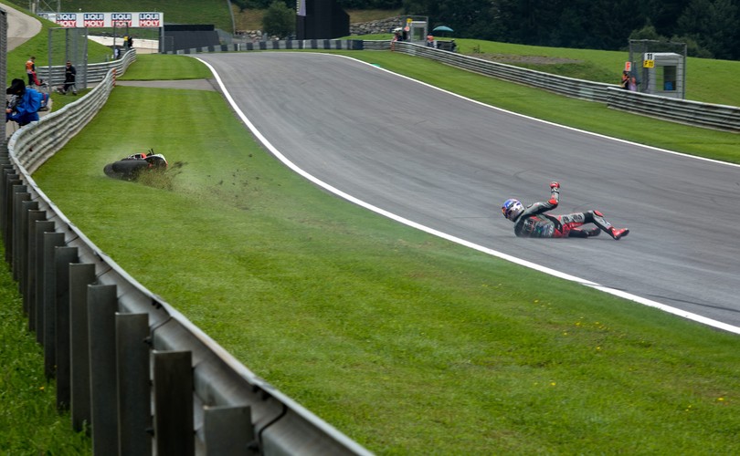 Stefan Bradl wyłożył się na torze tak, że aż iskry poszły. Niemiec zaliczył upadek przed GP Austrii