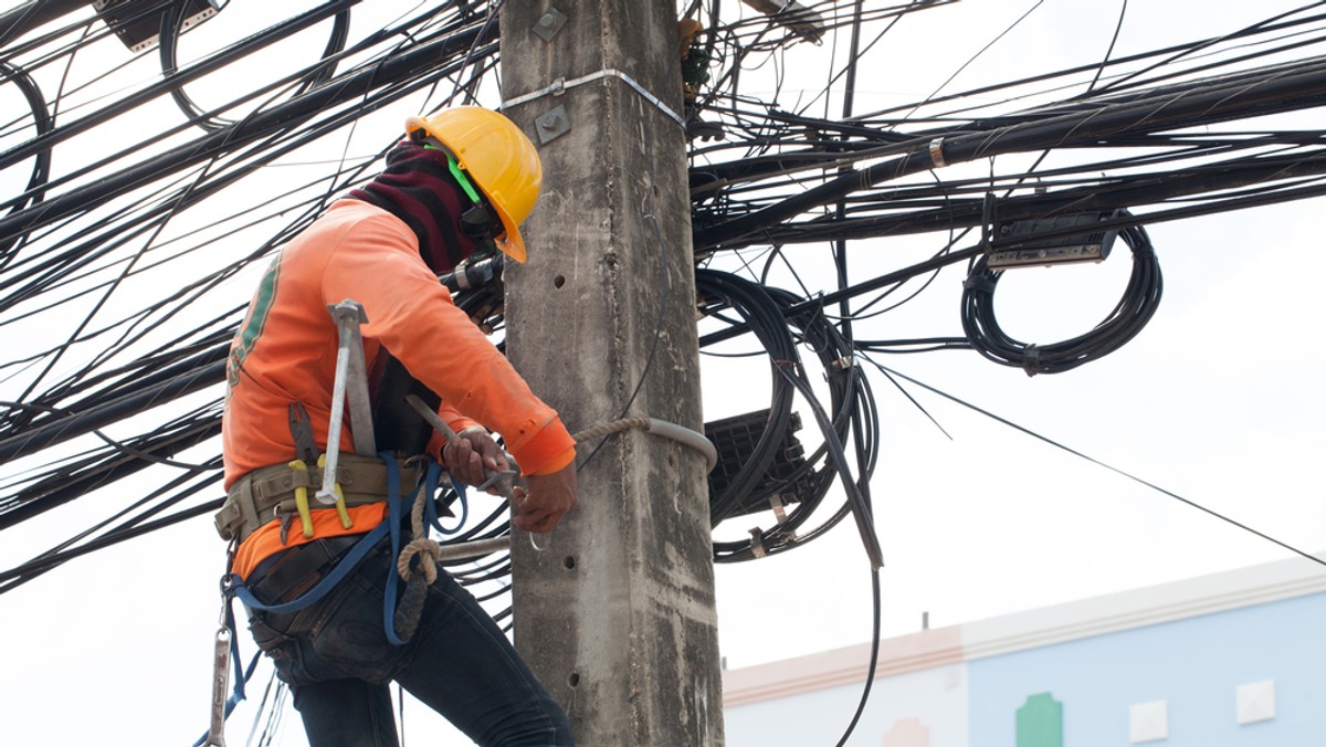 Odbudowa niektórych linii energetycznych i usuwanie uszkodzeń spowodowanych w minionych dniach na południu Polski przez huraganowy wiatr może potrwać do wtorku - oceniają przedstawiciele grupy Tauron. Przy usuwaniu szkód nieprzerwanie pracuje ponad 2 tys. osób.