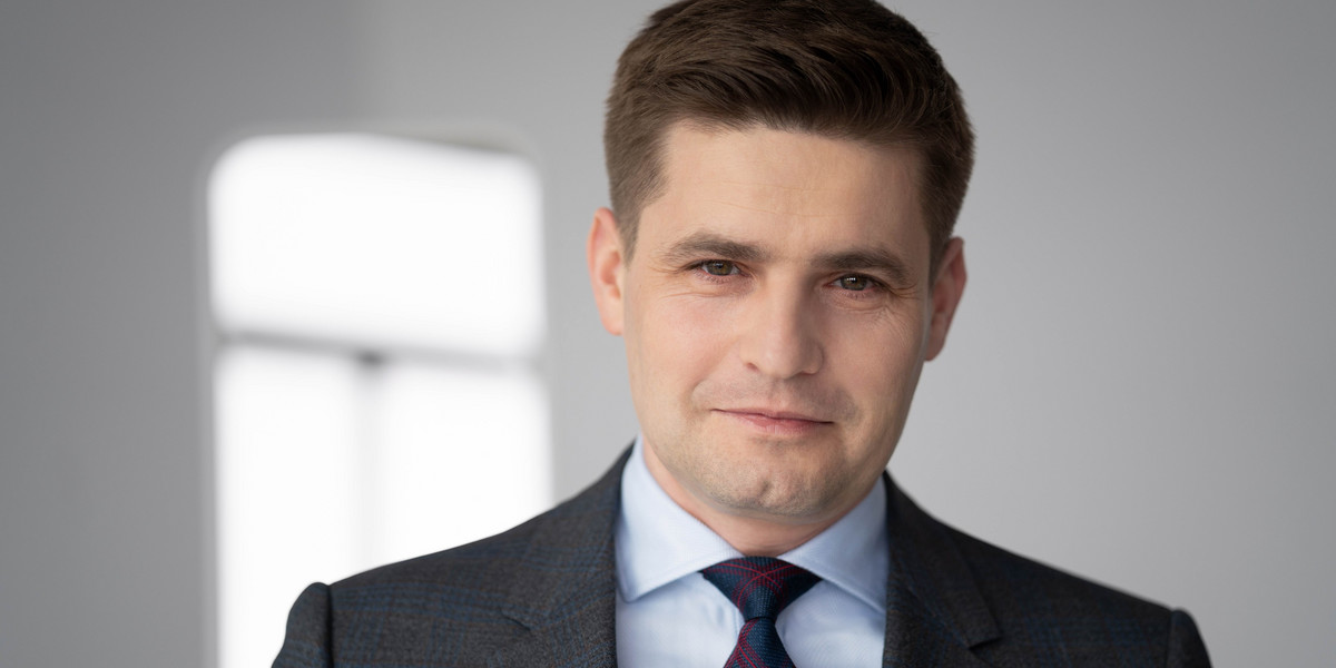 Dariusz Petynka, prezes EOS Poland opowiada o tym, co szykuje się na rynku kredytowym. Z punktu widzenia windykatora zbliża się fala złych kredytów, które trafią do jego branży w przyszłym roku, ale już w tym roku przestaną być spłacane.