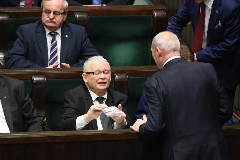 Prezes PiS czytał atlas o kotach wydany przez wydawcę Faktu