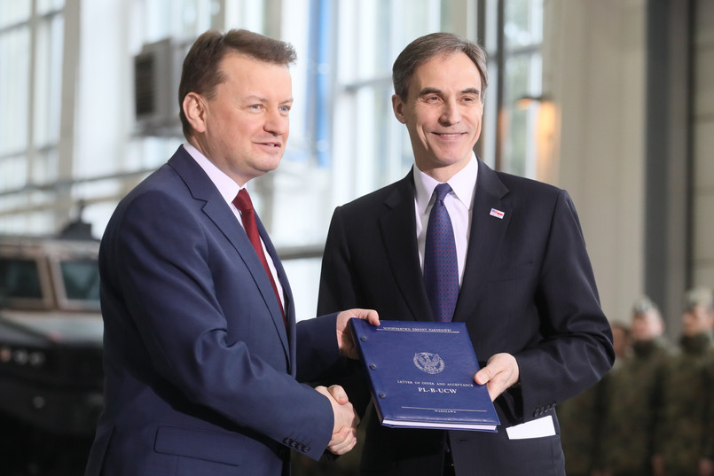 Minister obrony narodowej Mariusz Błaszczak oraz ambasador Stanów Zjednoczonych Paul W. Jones