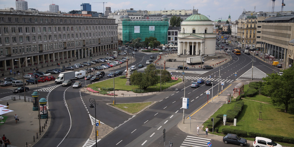 Plac Trzech Krzyży wypięknieje.