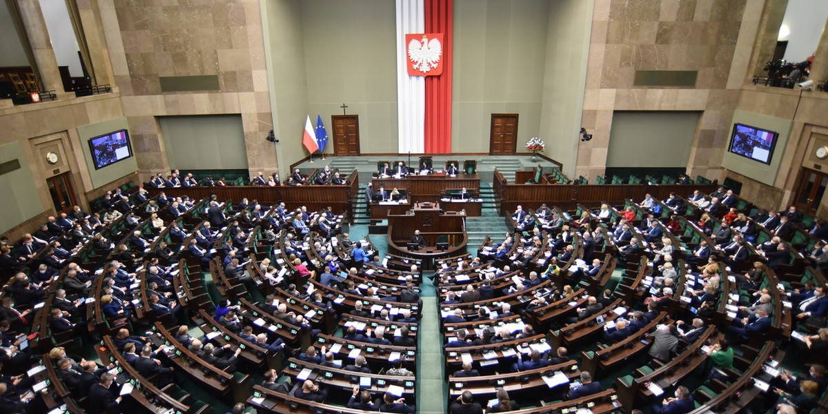 W sejmowej toalecie ktoś zostawił tęczowy papier toaletowy.