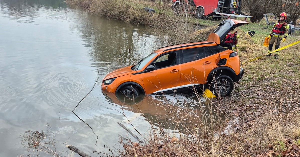 "Elektryk" niczym wodolot ślizgał się po wodzie, ale końcu zatonął. Co z kierowcą?