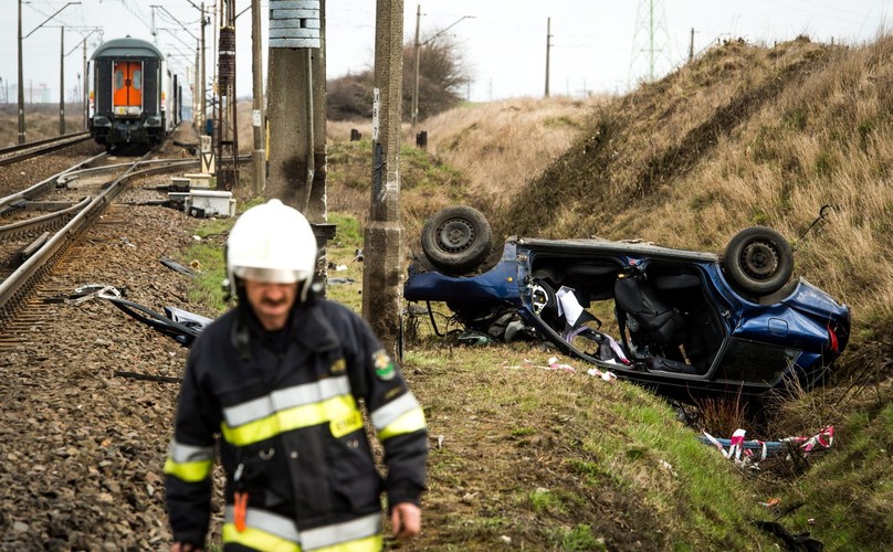 TRAGEDIA NA PRZEJEŹDZIE KOLEJOWYM W DZIARNOWIE. OJCIEC I CÓRKA NIE ŻYJĄ