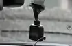 Garmin Dash Cam 20. Uchwyt wyposażono w relatywnie miękką silikonową przyssawkę,