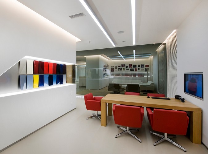 Salon kultowych włoskich samochodów Ferrari już został otwarty w dawnym gmachu KC przy ul. Nowy Świat 6/12 w Warszawie.