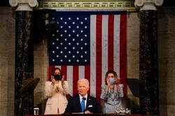 Biden w Kongresie. Po raz pierwszy w historii USA siedziały za nim dwie kobiety