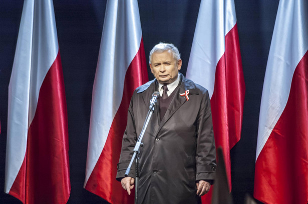 Jarosław Kaczyński przed pomnikiem Józefa Piłsudskiego w wigilię Święta Niepodległości.