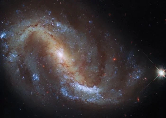 Galaktyka spiralna NGC 7496 uchwycona przez Kosmiczny Teleskop Hubble'a