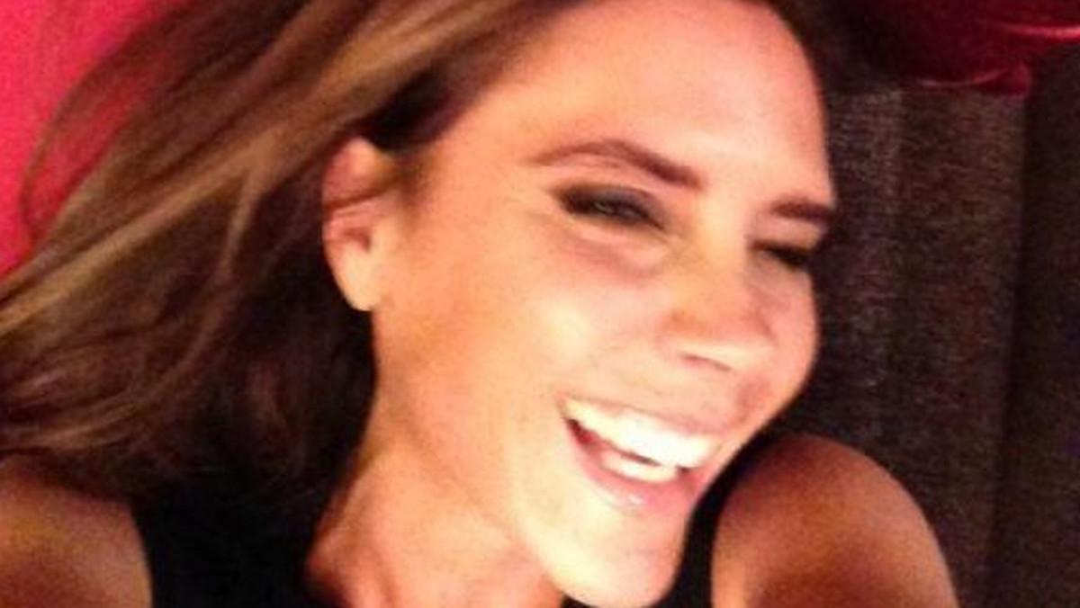 <strong>Victoria Beckham </strong>słynie z dobrego stylu i… posągowej miny. Była Spicetka rzadko się uśmiecha, żeby nie powiedzieć w ogóle. Kiedyś, w jednym z wywiadów, przyznała nawet, że nie robi tego, bo po prostu nie wygląda najlepiej.