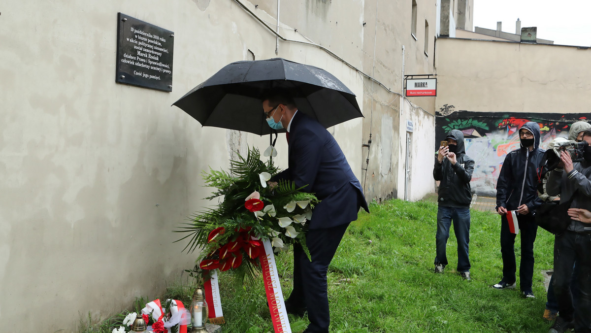 Przebywający dziś w Łodzi premier Mateusz Morawiecki złożył kwiaty przed tablicą upamiętniającą działacza PiS Marka Rosiaka, którego 10 lat temu, w biurze PiS w Łodzi zamordował częstochowski taksówkarz.