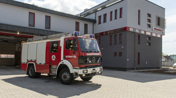 A tűzoltók alaposan meglocsolták a hölgy kollégákat / Fotó: MTI