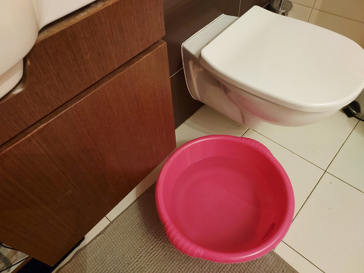 Woda z wanny do spłukiwania toalety