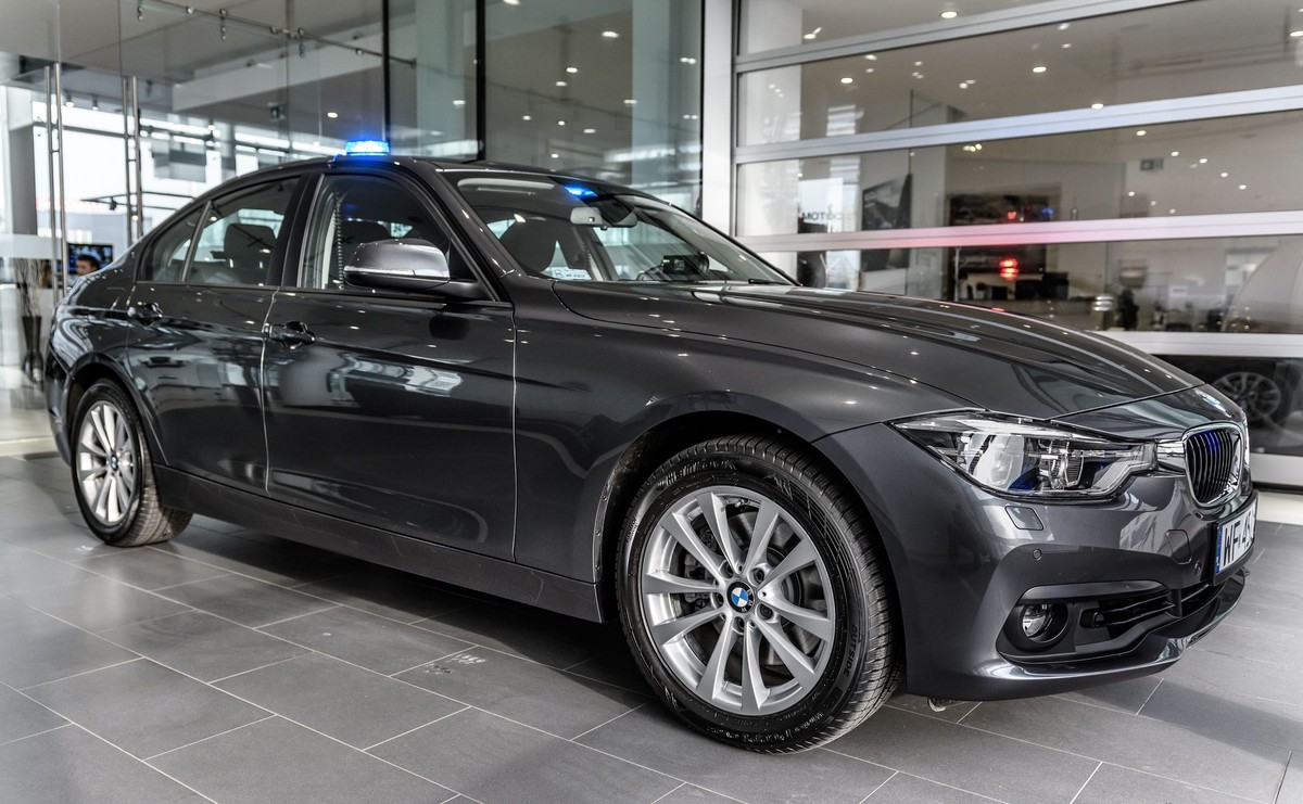 Nieoznakowane BMW policji