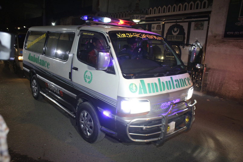 Bangladesz, Dhaka. Ambulans wywozi z więzienia ciała liderów opozycji po egzekucji