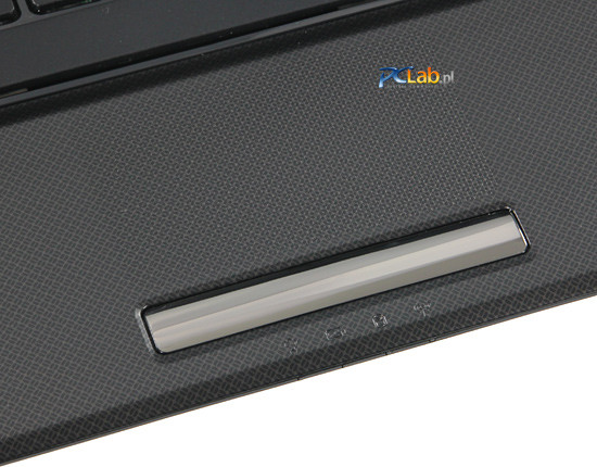 Panel dotykowy jest delikatnie zaznaczony na powierzchni poniżej klawiatury 