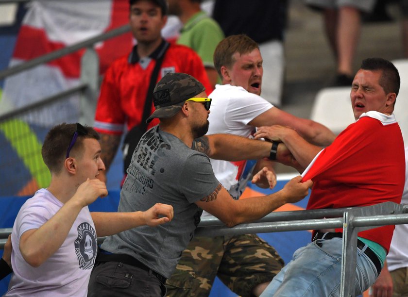 Bitwa rosyjskich i angielskich chuliganów przeniosła się na stadion