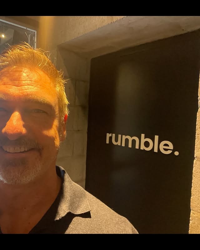 Austrálsky herec Martin Grelis,