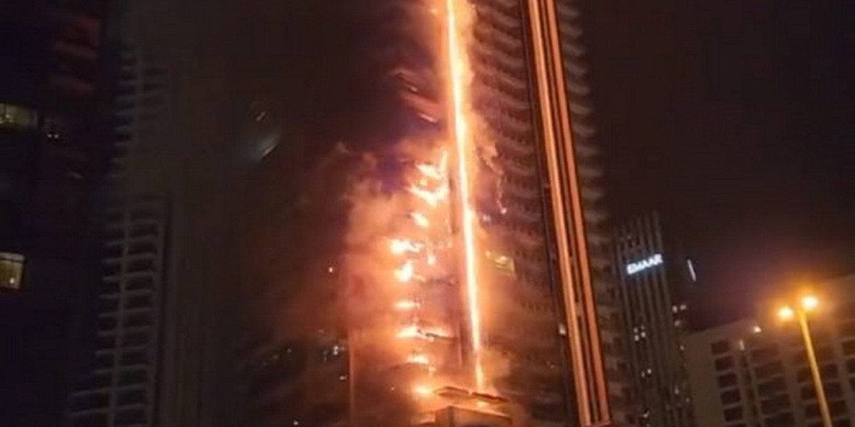Słup ognia pochłonął wieżowiec. O tragicznym pożarze opowiedzieli świadkowie.